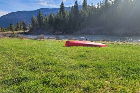 Stunning Riverfront Escape - Image 1